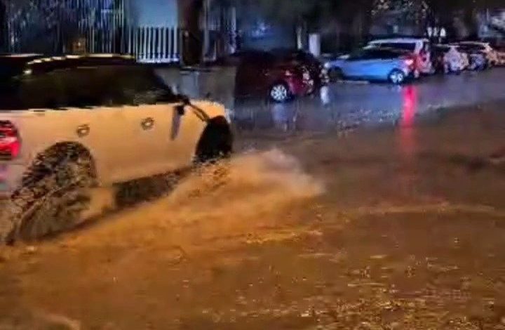 Çanakkale’de cadde ve sokaklar göle döndü 1 canakkalede cadde ve sokaklar gole dondu 0907a1cbd337 |