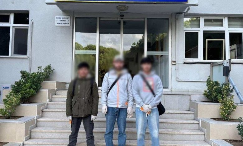 Çanakkale’de jandarmadan göçmen kaçakçılığı operasyonu: 3 organizatör ile 27 kaçak göçmen yakalandı 1 canakkalede jandarmadan gocmen kacakciligi operasyonu 3 organizator ile 27 kacak gocmen yakalandi 1b43c5b2659b |