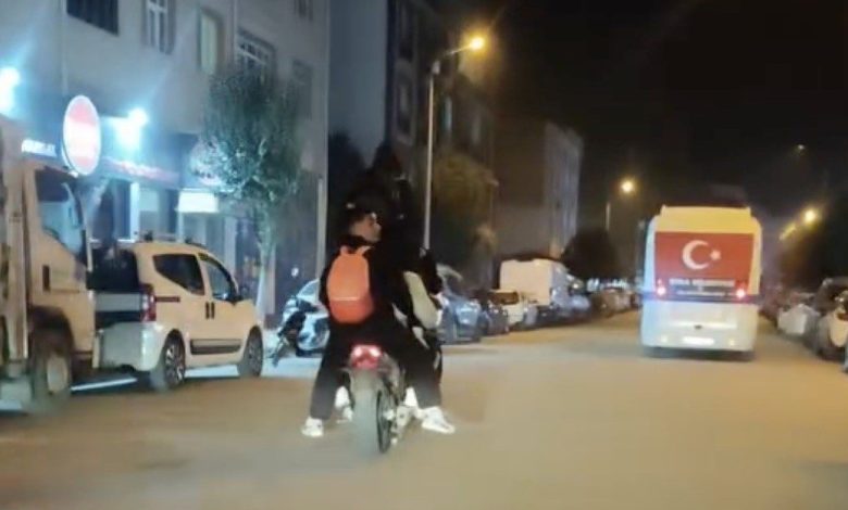 Çanakkale’de motosiklete binen 5 genç adeta ölümle dans etti 1 canakkalede motosiklete binen 5 genc adeta olumle dans etti cb0e695fb870 |