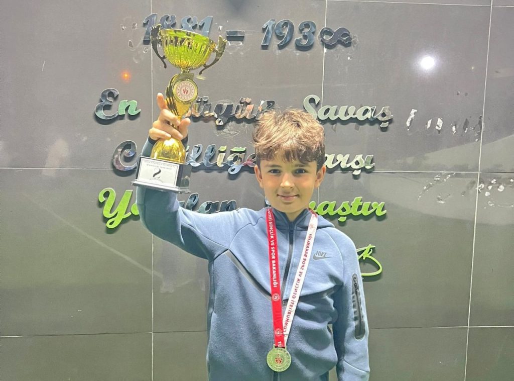 cesme belediyesporlu emirden satrancta izmir ikinciligi 7cab6c97b126 |