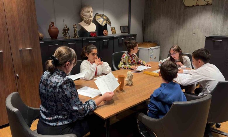 cocuklar troya muzesini ele gecirdi 92d83c32a0bc |