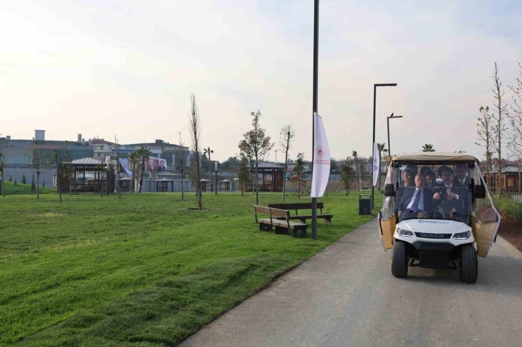 cumhurbaskani erdogan ataturk havalimani millet bahcesinde esnafi ziyaret etti c639c716f71c |