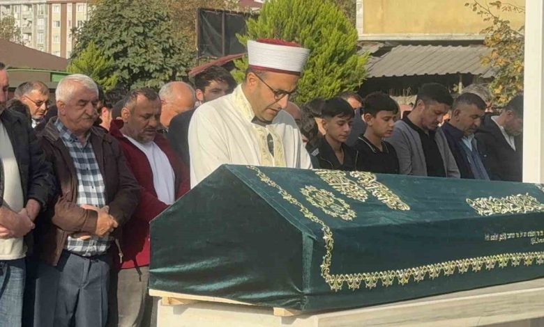 doner yedikten sonra evinde olu bulunan 13 yasindaki eren yilgin son yolculuguna ugurlandi 3b9ec97020f6 |