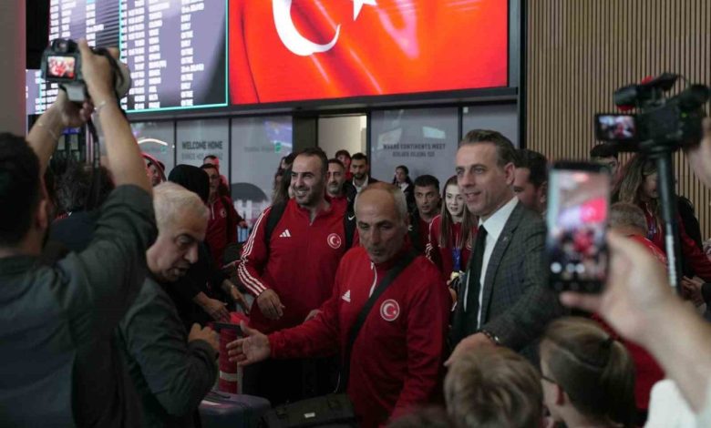 dunya sampiyonu taekwondo milli takimi turkiyeye dondu 7fce7af23ee0 |