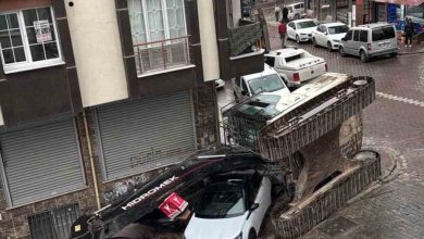 esenyurtta tir dorsesindeki is makinesi devrildi 2 otomobil hasar gordu 99899eab8d87 |