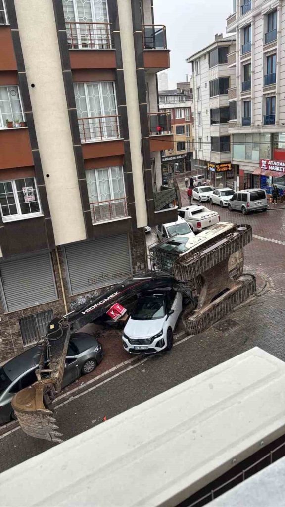 esenyurtta tir dorsesindeki is makinesi devrildi 2 otomobil hasar gordu 99899eab8d87 |