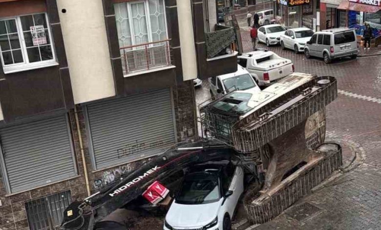 esenyurtta tir dorsesindeki is makinesi devrildi 2 otomobil hasar gordu 99899eab8d87 |