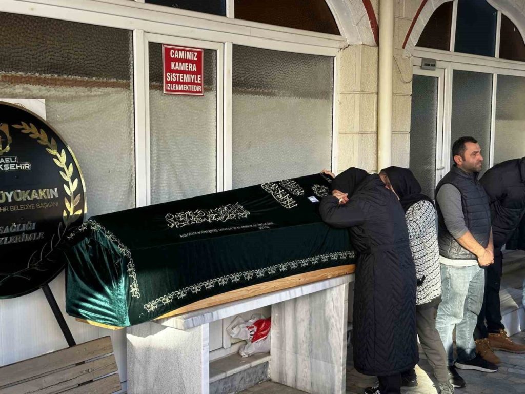 fabrika yangininda agir yaralanmisti hastanede hayatini kaybeden yildiz son yolculuguna ugurlandi 29d49fd0926e |