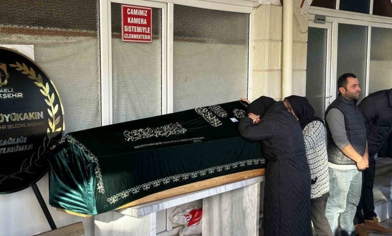 Fabrika yangınında ağır yaralanmıştı: Hastanede hayatını kaybeden Yıldız, son yolculuğuna uğurlandı 1 fabrika yangininda agir yaralanmisti hastanede hayatini kaybeden yildiz son yolculuguna ugurlandi 29d49fd0926e |