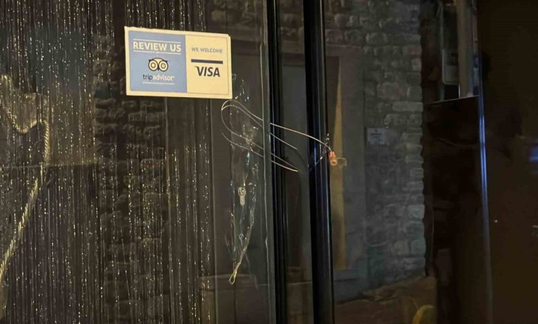 Fatih’te Böcek ailesinin kaldığı otel mühürlendi 1 fatihte bocek ailesinin kaldigi otel muhurlendi 0fd4777bb428 |