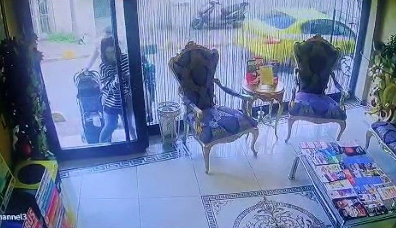 Fatih’te zehirlenen Böcek ailesinin otele giriş görüntüleri ortaya çıktı 1 fatihte zehirlenen bocek ailesinin otele giris goruntuleri ortaya cikti b231e1f05896 |