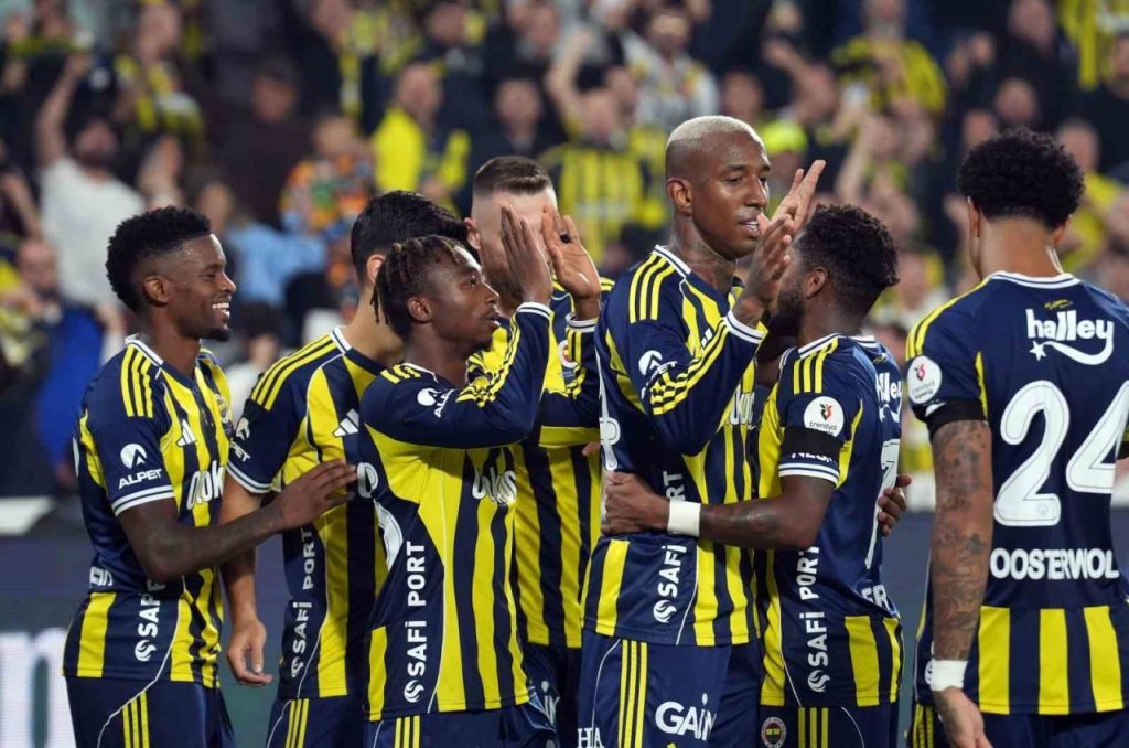 fenerbahce liderle arasinda puan farkini 1e indirdi 9f54c04dd8e8 |