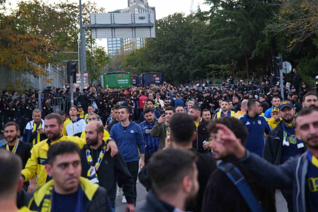 fenerbahce taraftari derbi icin stada geldi e757900ac97e |