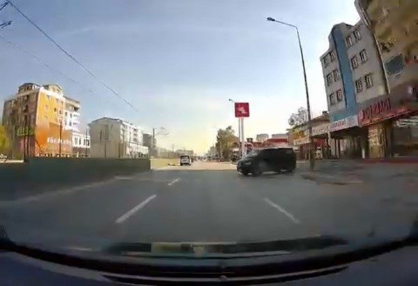 freni bosalan minibus uc seritli yola indi kamyonet surucusu kazadan kil payi kurtuldu 444c9d2daa8f |