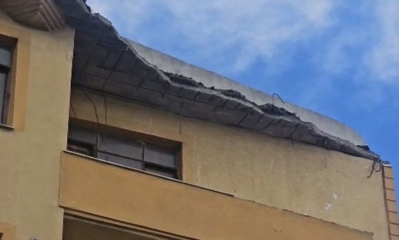 geliboluda 5 katli binanin catisinin bir kismi coktu 5c993be01e15 |