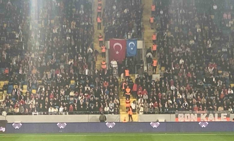 Gençlerbirliği taraftarları tribüne Doğu Türkistan bayrağı astı 1 genclerbirligi taraftarlari tribune dogu turkistan bayragi asti 5683d65133ee |