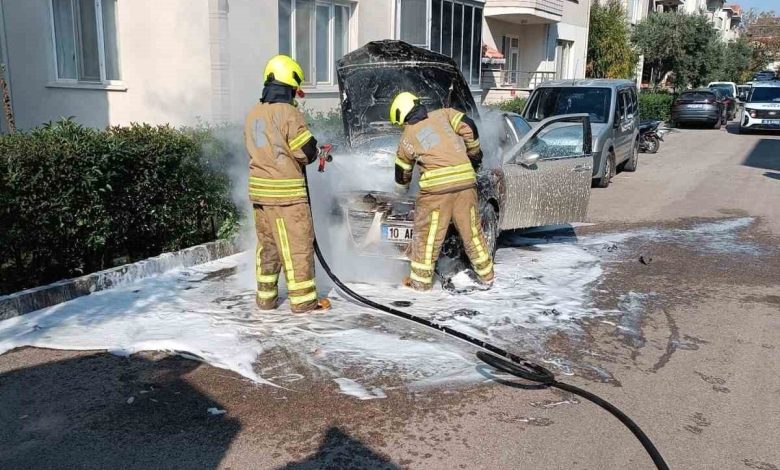 gonende park halindeki arac alev aldi f463317606c1 |