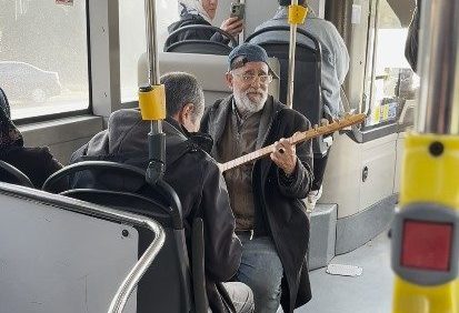 iett otobusunde turku molasi yolcular hem sasirdi hem keyif aldi 3dad0a42ab8a e1763106489378 |