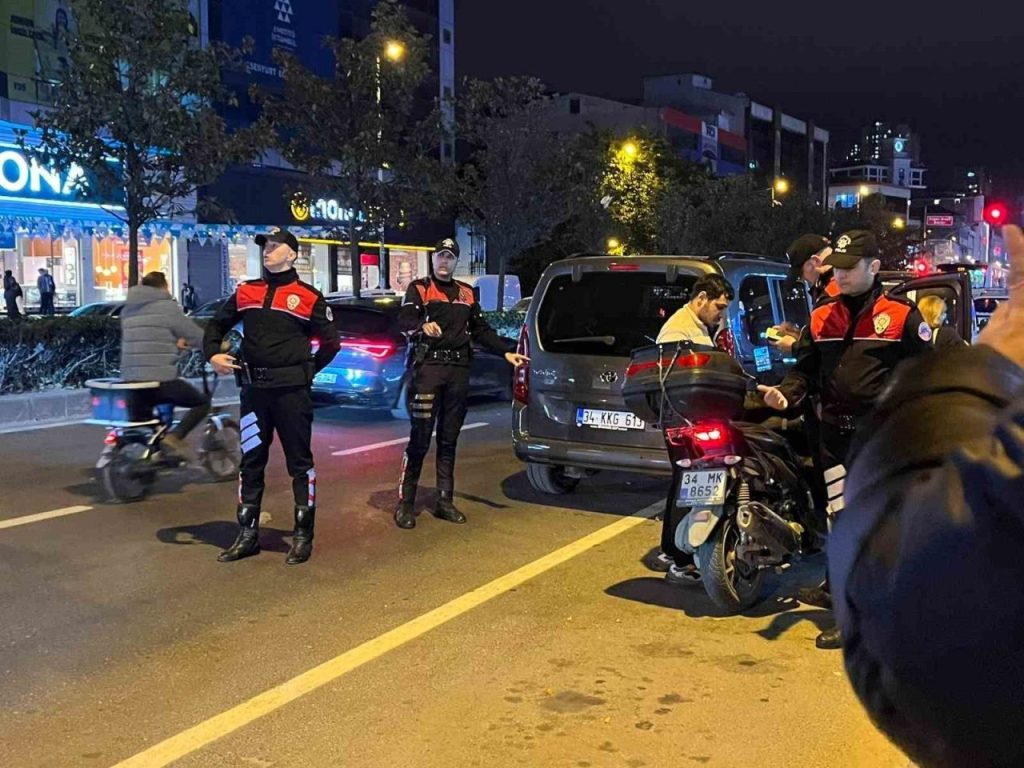 istanbul emniyet muduru yildiz esenyurtta denetimlere katildi a87b0bc2bb78 |