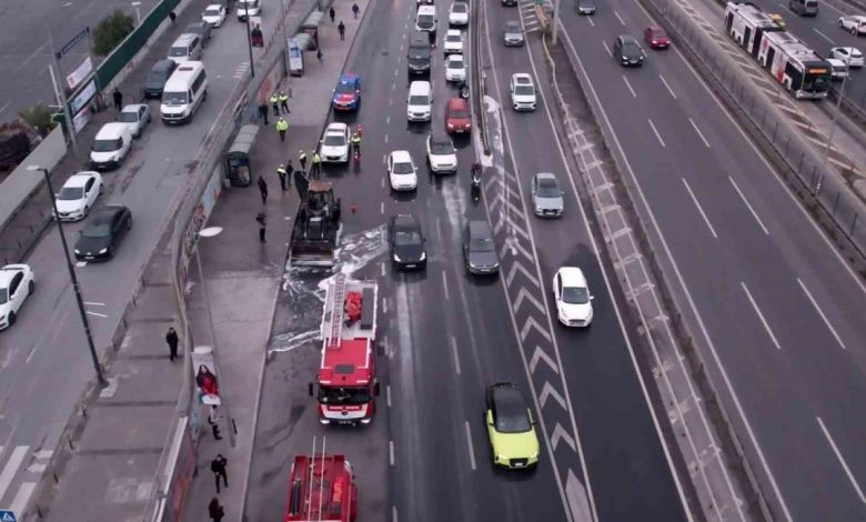 İstanbul’da alevlere teslim olan iş makinesi kül oldu: Trafikte oluşan yoğunluk dronla görüntülendi 1 istanbulda alevlere teslim olan is makinesi kul oldu trafikte olusan yogunluk dronla goruntulendi a570113cfa23 |