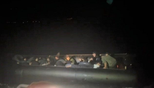 izmir aciklarinda 20 duzensiz gocmen yakalandi 2a41b436f1b3 |