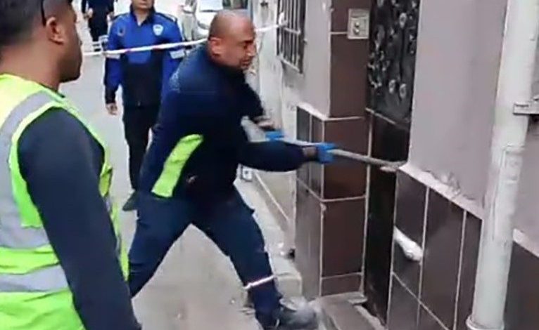 İzmir Büyükşehir ekipleri vatandaşın evine balyozla girdi 1 izmir buyuksehir ekipleri vatandasin evine balyozla girdi 5141664a4988 |