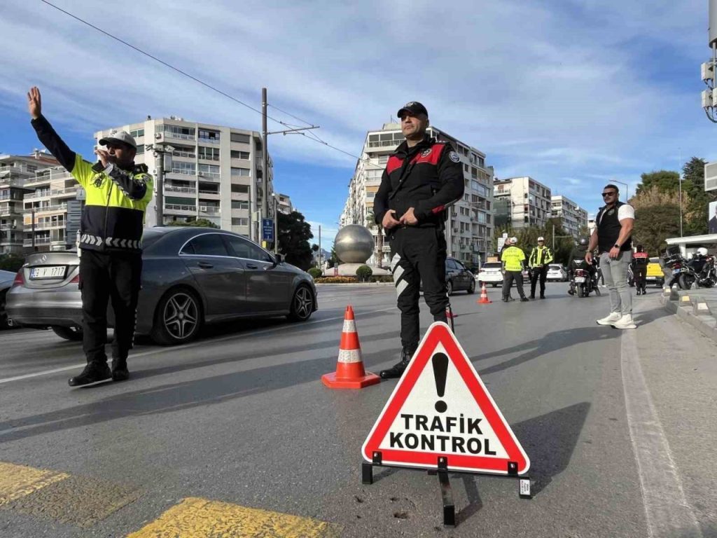 izmir konakta 30 farkli noktada dar alan uygulamasi 258 araca ceza kesildi 88634cbfc4d3 |