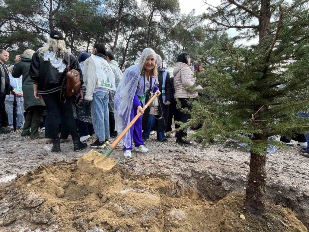 izmirde 115 bin fidan toprakla bulustu 67e1fe396d2e |