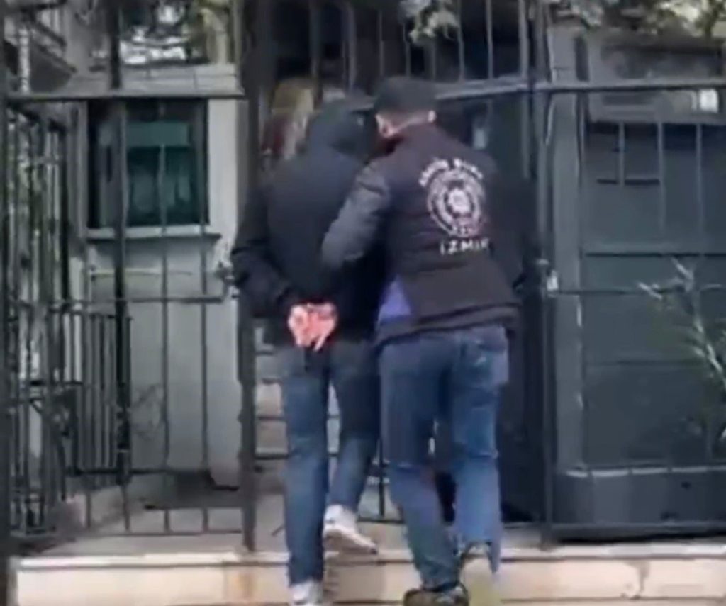 izmirde 23 yilla aranan uyusturucu taciri yakalandi 8269e673dbec |