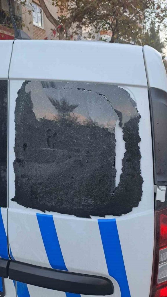 izmirde polis aracina saldirip cami kirdilar 5d04a20da757 |