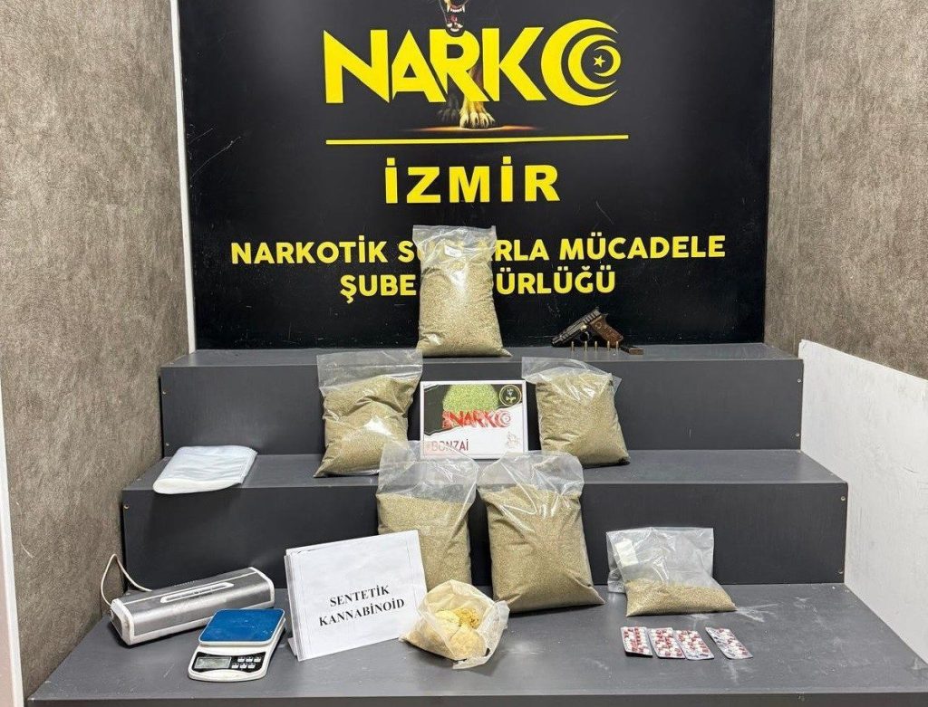 izmirde torbacilara operasyonda yuklu miktarda uyusturucu ele gecirildi fbe6180b57d8 |