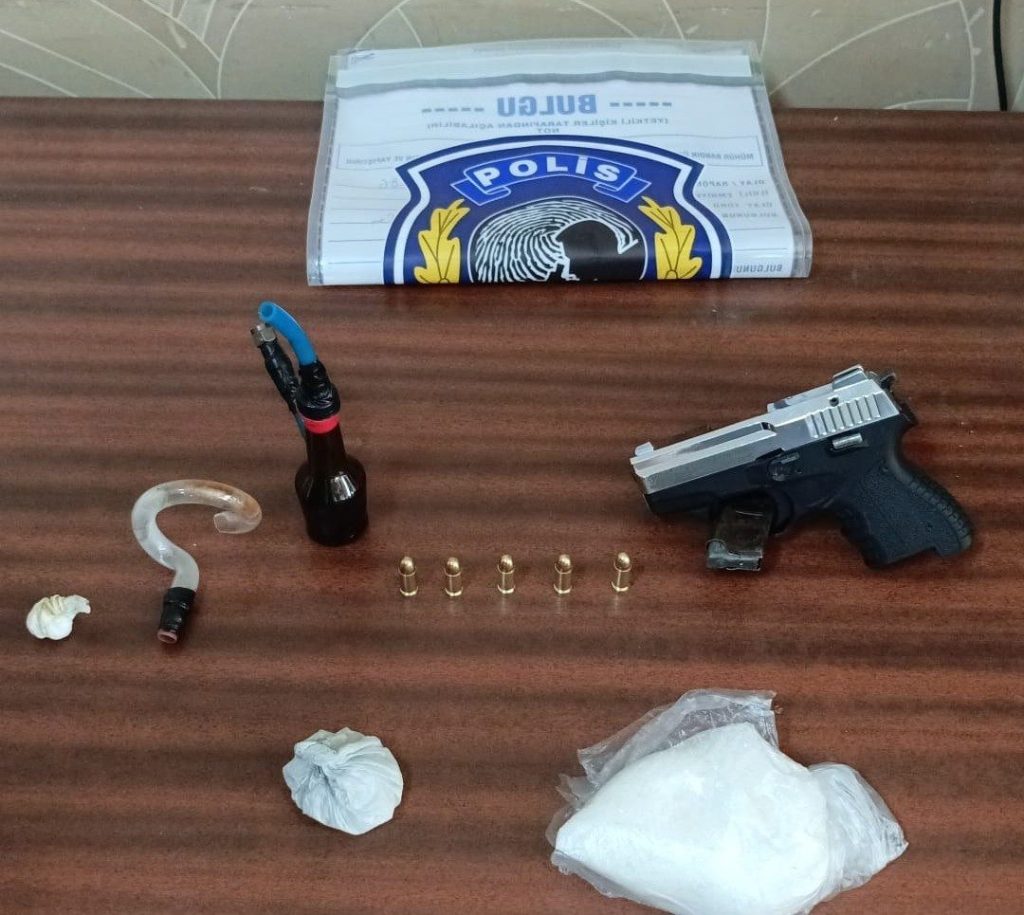 izmirde yol kontrolunde uyusturucu ele gecirildi 2 gozalti 5f8a6f030e0d |