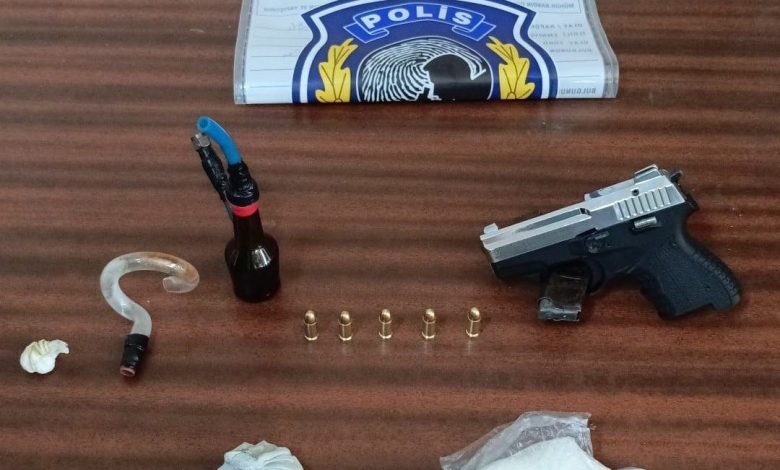 izmirde yol kontrolunde uyusturucu ele gecirildi 2 gozalti 5f8a6f030e0d |