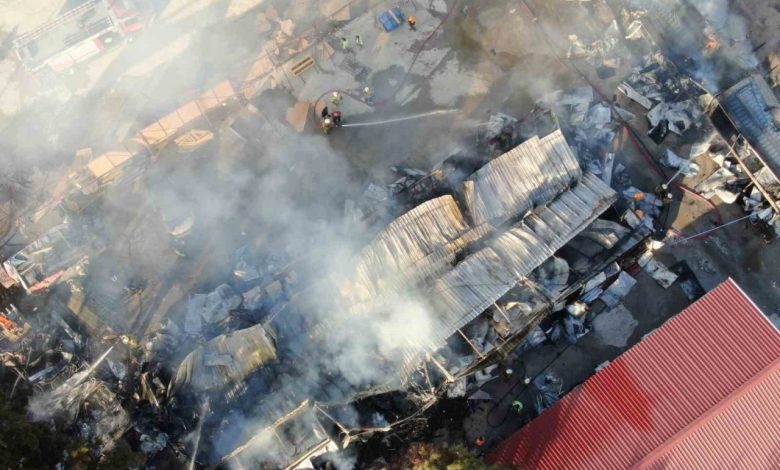 İzmir’deki yangında 5 konteyner ve 2 araç kül oldu 1 izmirdeki yanginda 5 konteyner ve 2 arac kul oldu b2b1b2f692e7 |