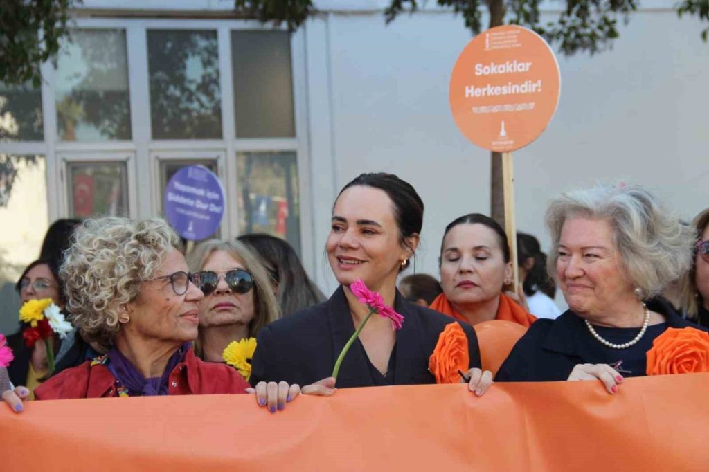 izmirli kadinlardan turuncu yuruyus 00242866f1f0 |