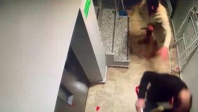 kagithanede aldattigini one surdugu esi ve sevgilisini otelde basarak yaraladi o anlar kamerada 6efbf0fb2924 |