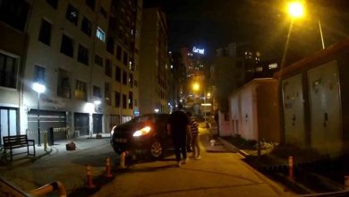 kagithanede ters yone giren surucu bariyere cikarak askida kaldi o anlar kamerada 71cebde9fd2d |