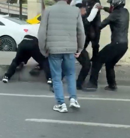 Maltepe E-5’te motorcular arasında çıkan kavgada tekme ve yumruklar havada uçuştu 1 maltepe e 5te motorcular arasinda cikan kavgada tekme ve yumruklar havada ucustu d435e98efc10 |