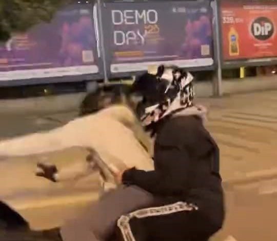 Motosikletiyle ön kaldırdı, kayarak böyle düştü 1 motosikletiyle on kaldirdi kayarak boyle dustu c57afb01fdc4 |