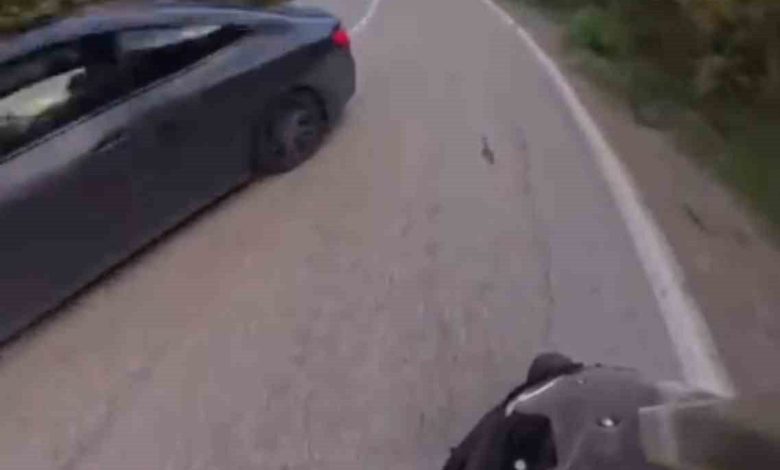 motosikletlinin saniyelerle olumden kurtuldugu anlar kameraya yansidi 84a6e27ad03d |