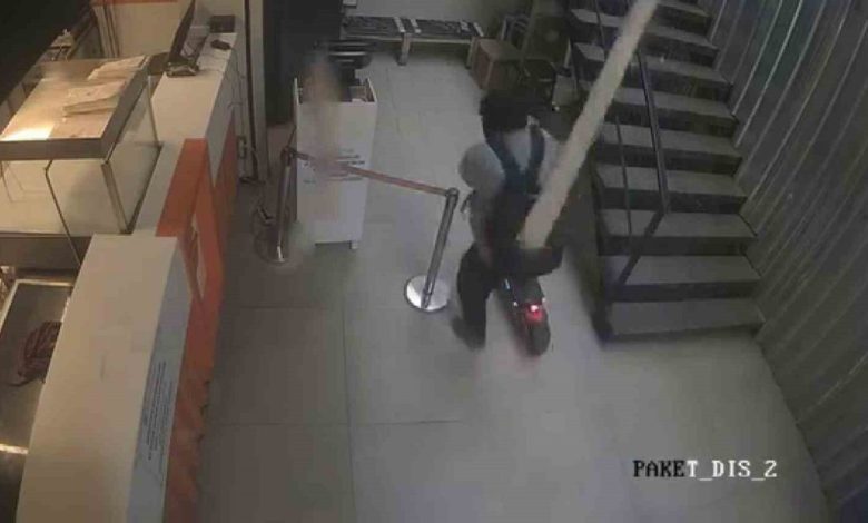 Ölümden kıl payı kurtuldu, o anlar kamerada 1 olumden kil payi kurtuldu o anlar kamerada c1127367dd3e |