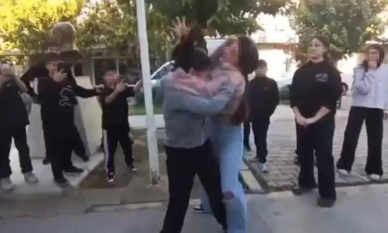 Ortaokullu kızlar birbirine girdi, arkadaşları ayırmak yerine video çekti 1 ortaokullu kizlar birbirine girdi arkadaslari ayirmak yerine video cekti 81ba2eeb08cb |