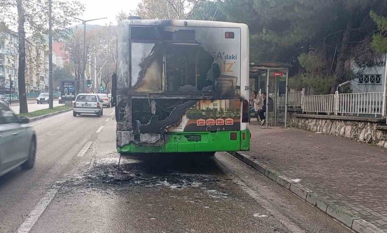 Otobüsün motor kısmı küle döndü, yolcular büyük panik yaşadı 1 otobusun motor kismi kule dondu yolcular buyuk panik yasadi ff4ee0097a11 |