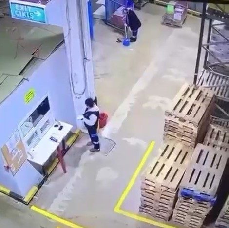 Paletlerin altında kalmaktan son anda kurtuldu 1 paletlerin altinda kalmaktan son anda kurtuldu 6474458aa68f |