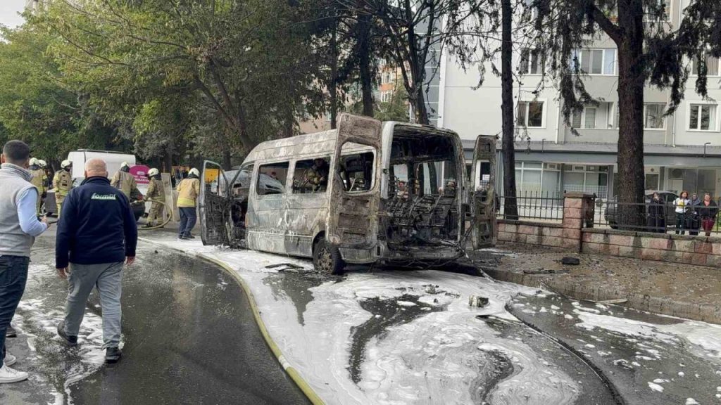 park halindeki minibus kule dondu o anlar kamerada 4dea0e0617fe |