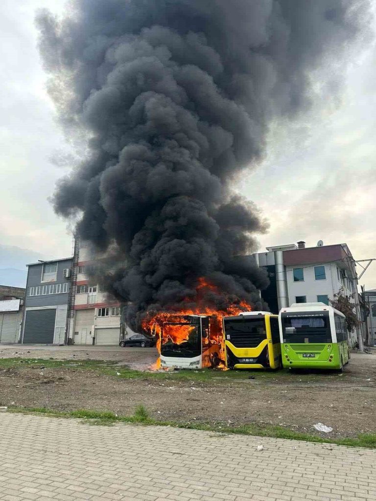 park halindeki otobusler cayir cayir yandi fe6ea3d2e87d |