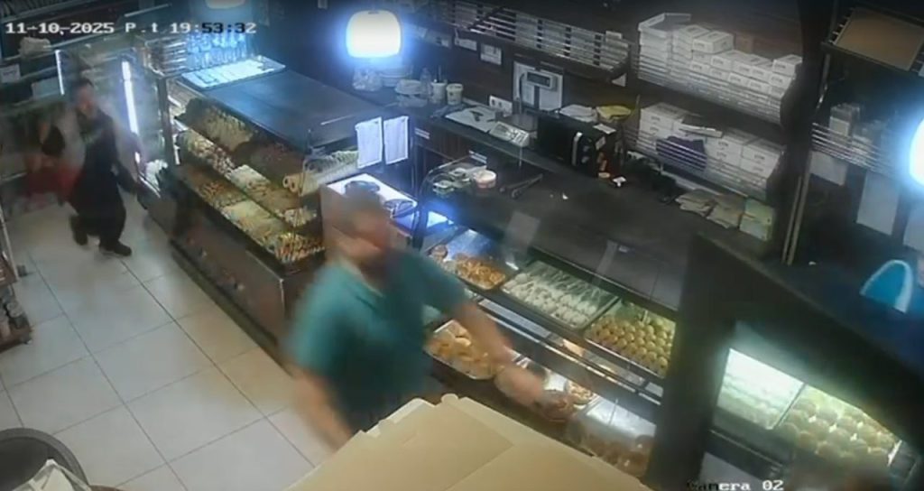 pastanede dehset anlari elinde bicakla musterilere saldirdi 3ce1b308ad2e |