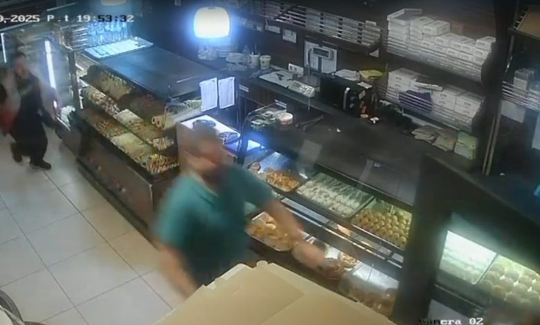 pastanede dehset anlari elinde bicakla musterilere saldirdi 3ce1b308ad2e |