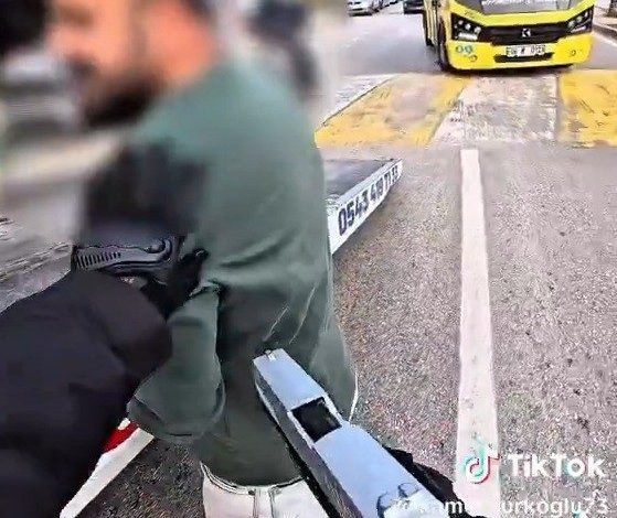 Sahte trafik baskınını sosyal medyada paylaşan 4 kişi gözaltında 1 sahte trafik baskinini sosyal medyada paylasan 4 kisi gozaltinda cb9a1e5625e7 |