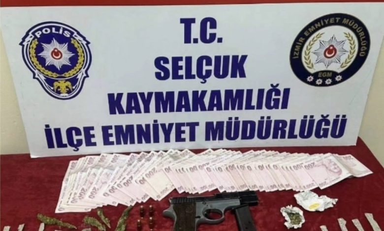 Selçuk’ta uyuşturucu operasyonu: 3 gözaltı 1 selcukta uyusturucu operasyonu 3 gozalti 5b3d382e498d |